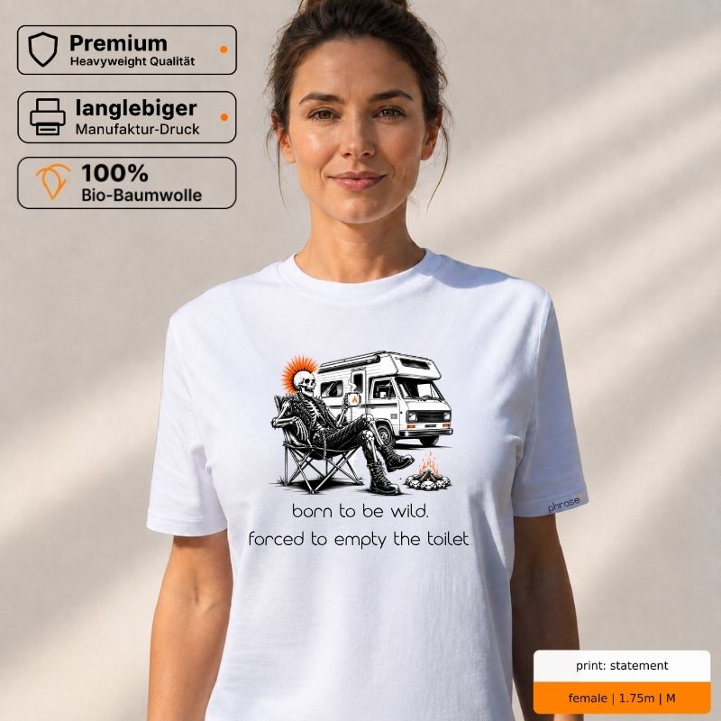 Premium T-Shirt mit Spruch "born to be wild. forced to empty the toilet." mit Visual Punk vor Campervan