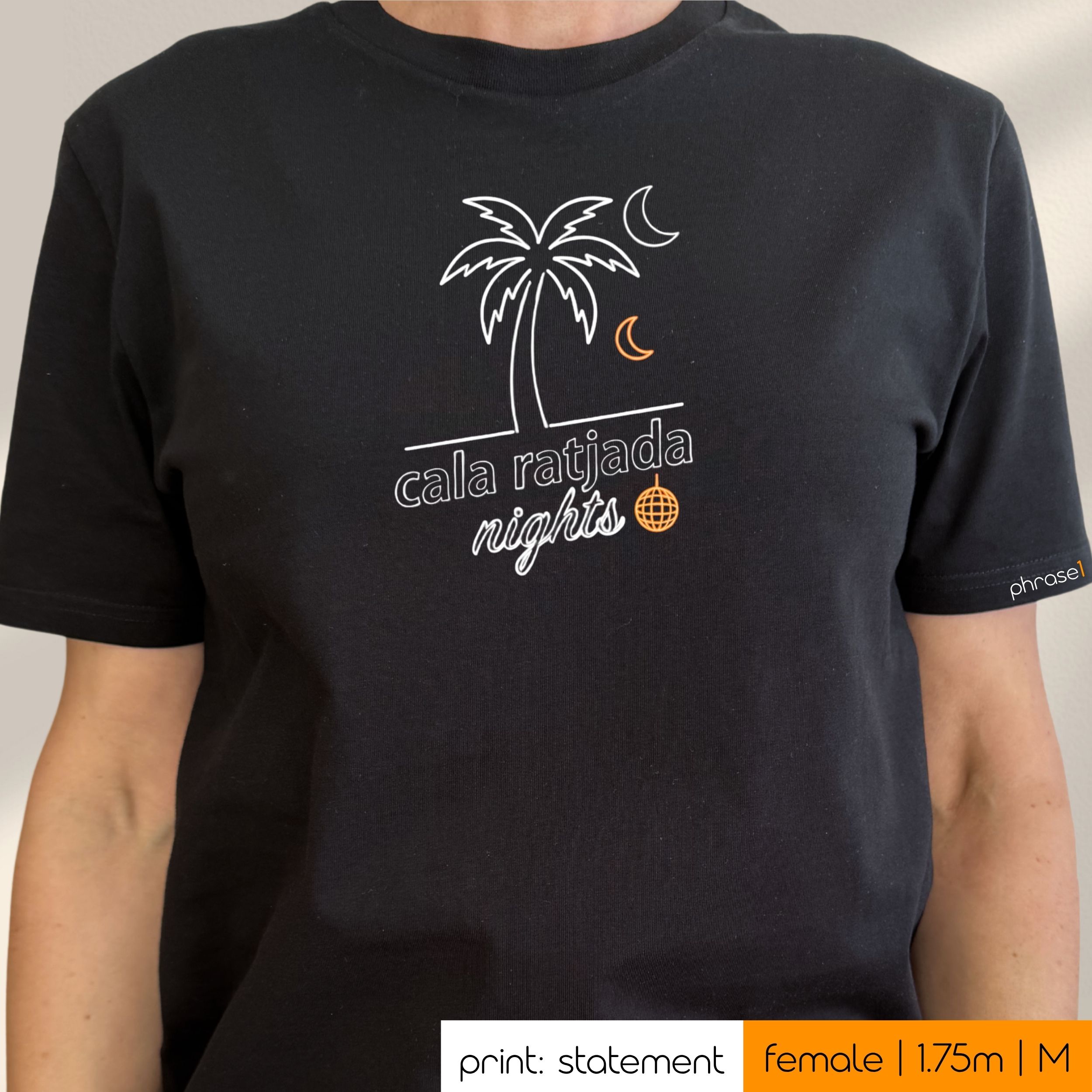 Premium T-Shirt mit Spruch "cala ratjada nights." und Visual.