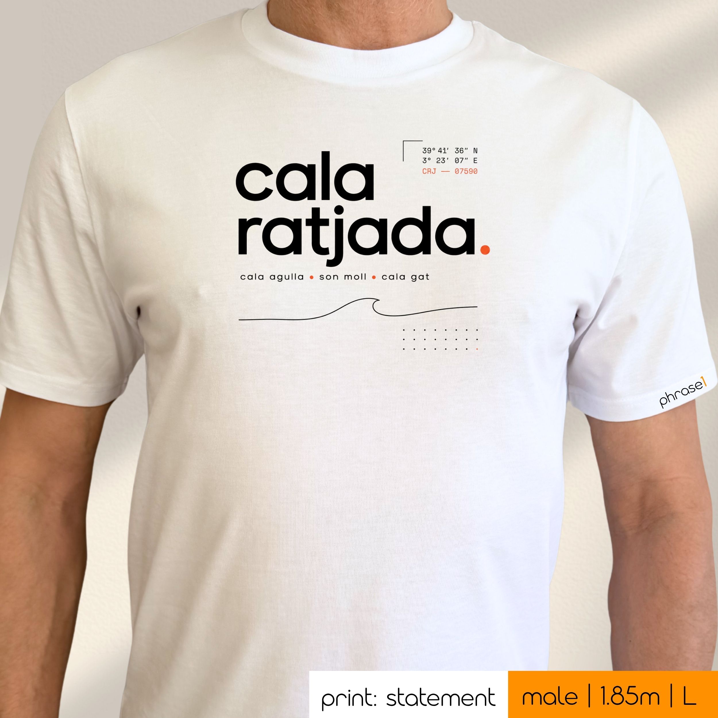 Premium T-Shirt mit Vsiual "Cala Ratjada Koordinaten" Premium T-Shirt mit Vsiual "Cala Ratjada Koordinaten"