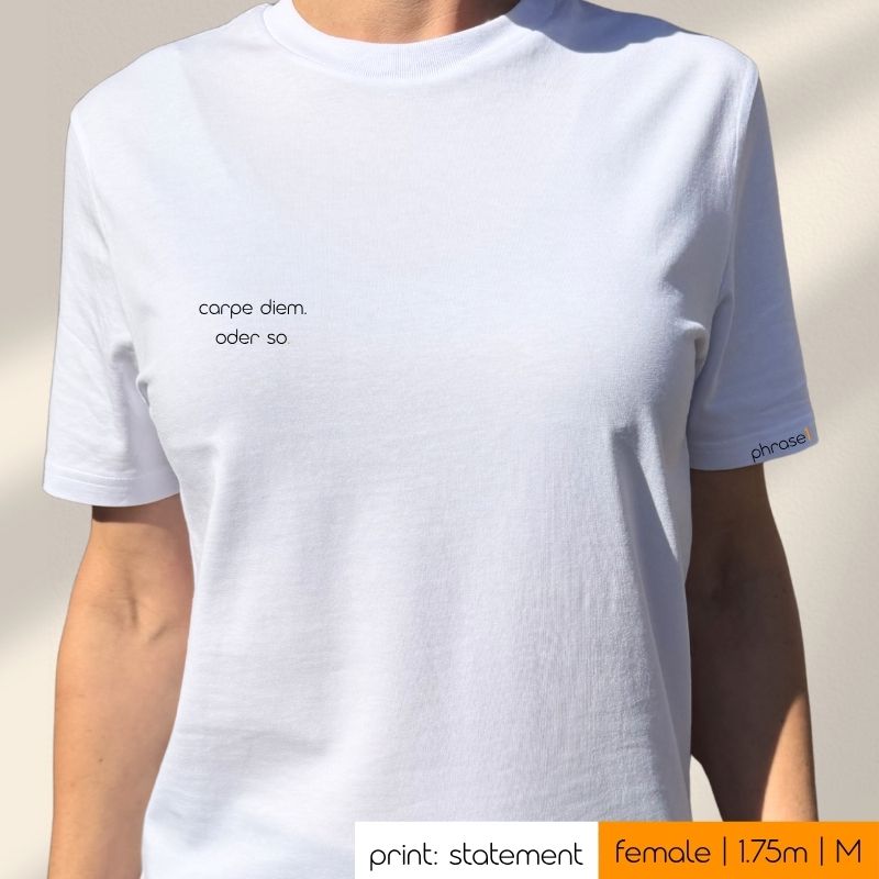 Premium T-Shirt mit Spruch „carpe diem. oder so.“