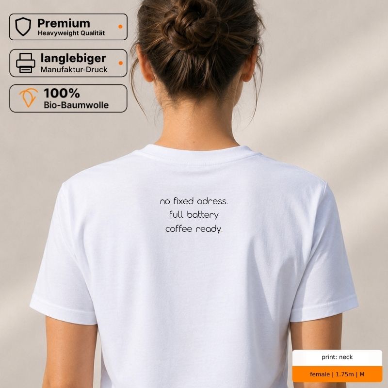 Premium T-Shirt mit Front- und Rückenprint „road office. / no fixed adress. full battery. coffee ready.“ Premium T-Shirt mit Front- und Rückenprint „road office. / no fixed adress. full battery. coffee ready.“
