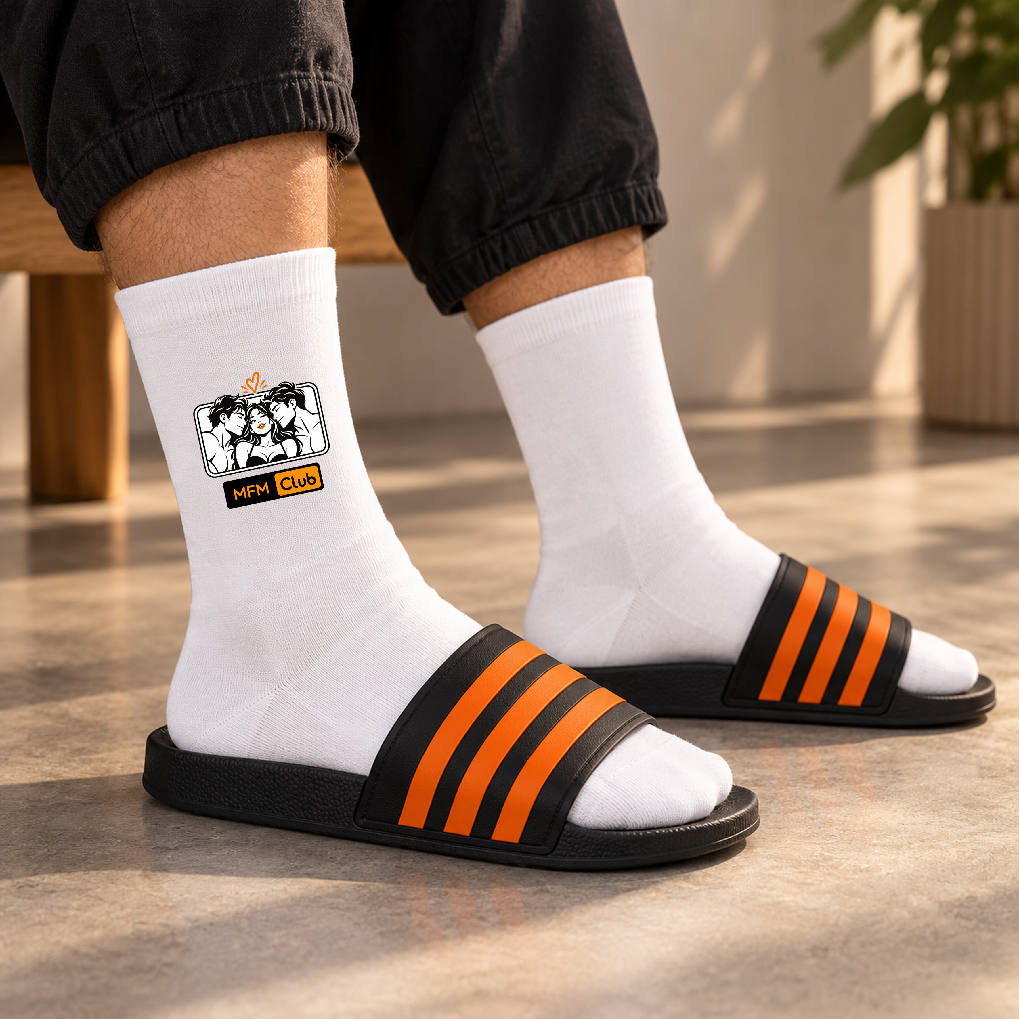 Weiße Crew-Socken „MFM Club.“ Weiße Crew-Socken „MFM Club.“