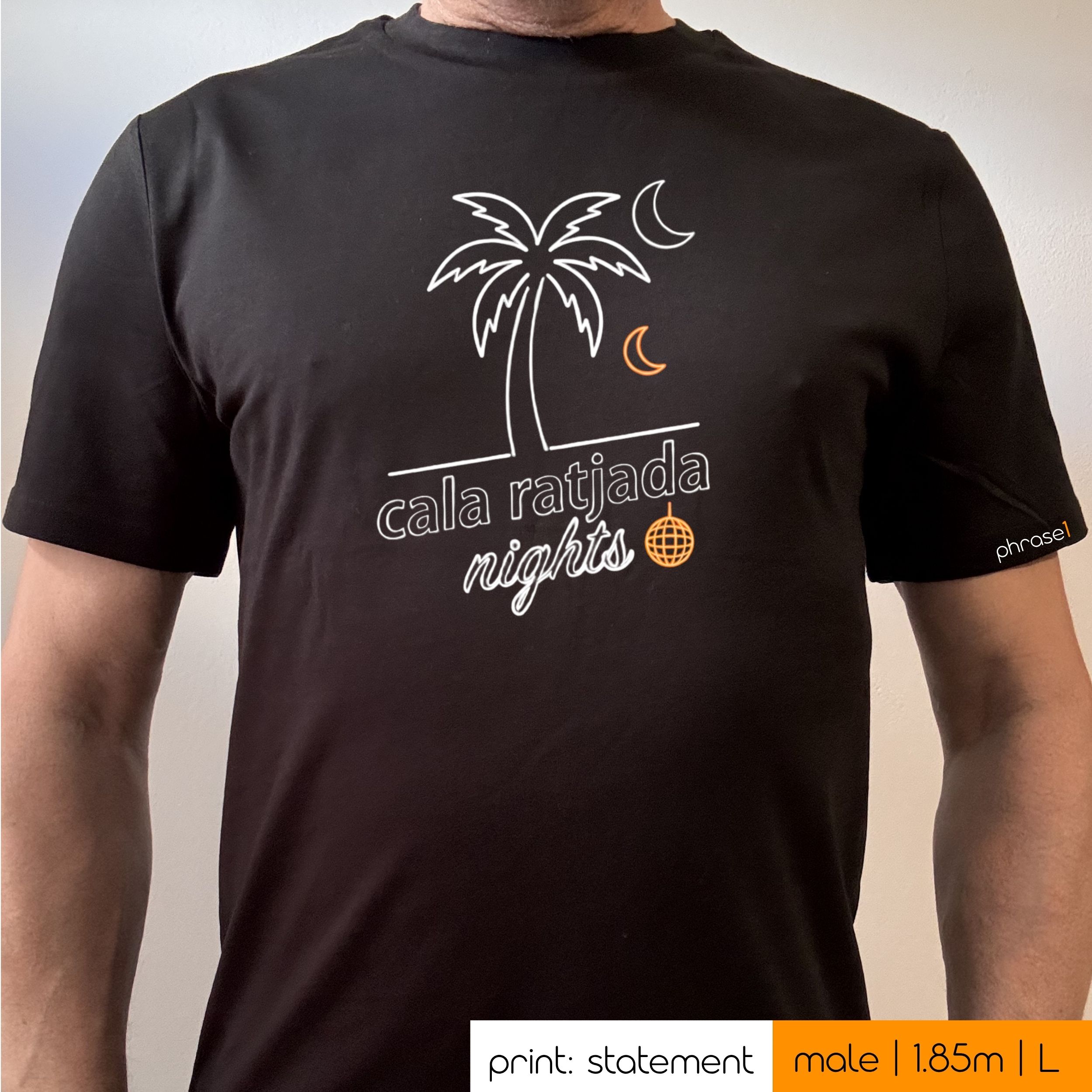 Premium T-Shirt mit Spruch "cala ratjada nights." und Visual. Premium T-Shirt mit Spruch "cala ratjada nights." und Visual.