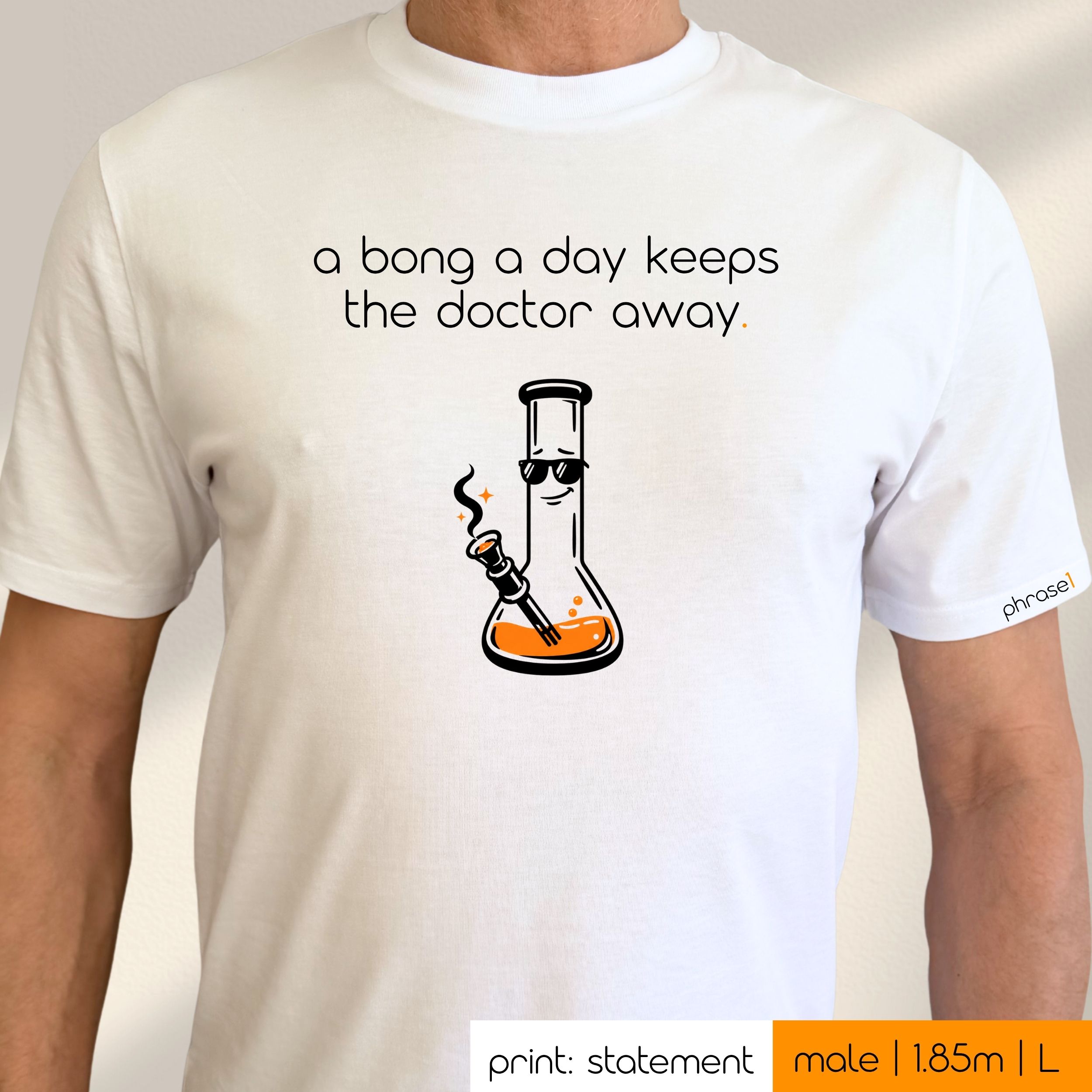 Premium T-Shirt mit Spruch „a bong a day keeps the doctor away.“ und Visual Bong Premium T-Shirt mit Spruch „a bong a day keeps the doctor away.“ und Visual Bong