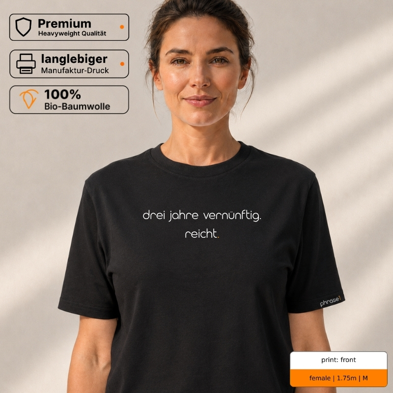 Premium T-Shirt mit „drei jahre vernünftig. reicht.“ Front- und Backprint Premium T-Shirt mit „drei jahre vernünftig. reicht.“ Front- und Backprint