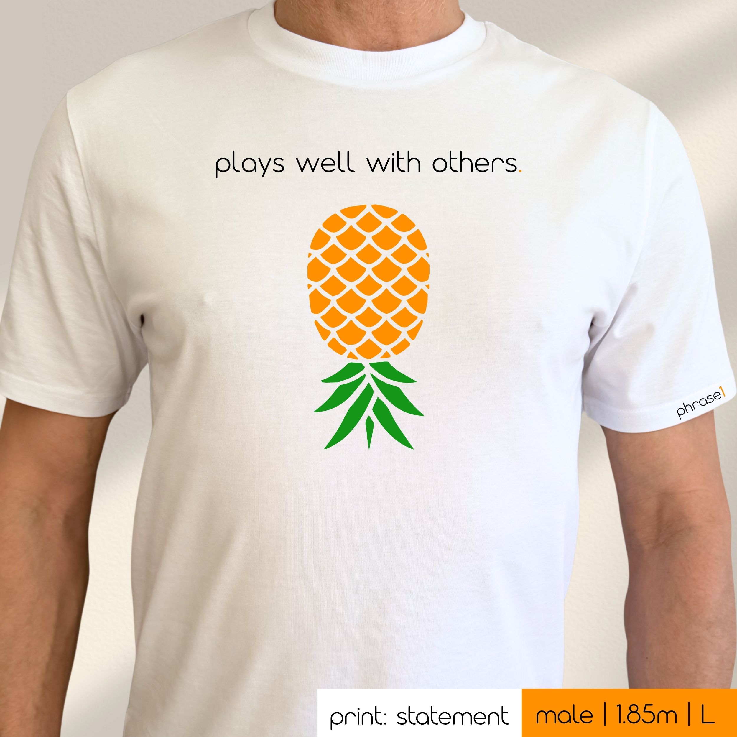 Premium T-Shirt mit Spruch "plays well with others." und Visual Ananas Premium T-Shirt mit Spruch "plays well with others." und Visual Ananas