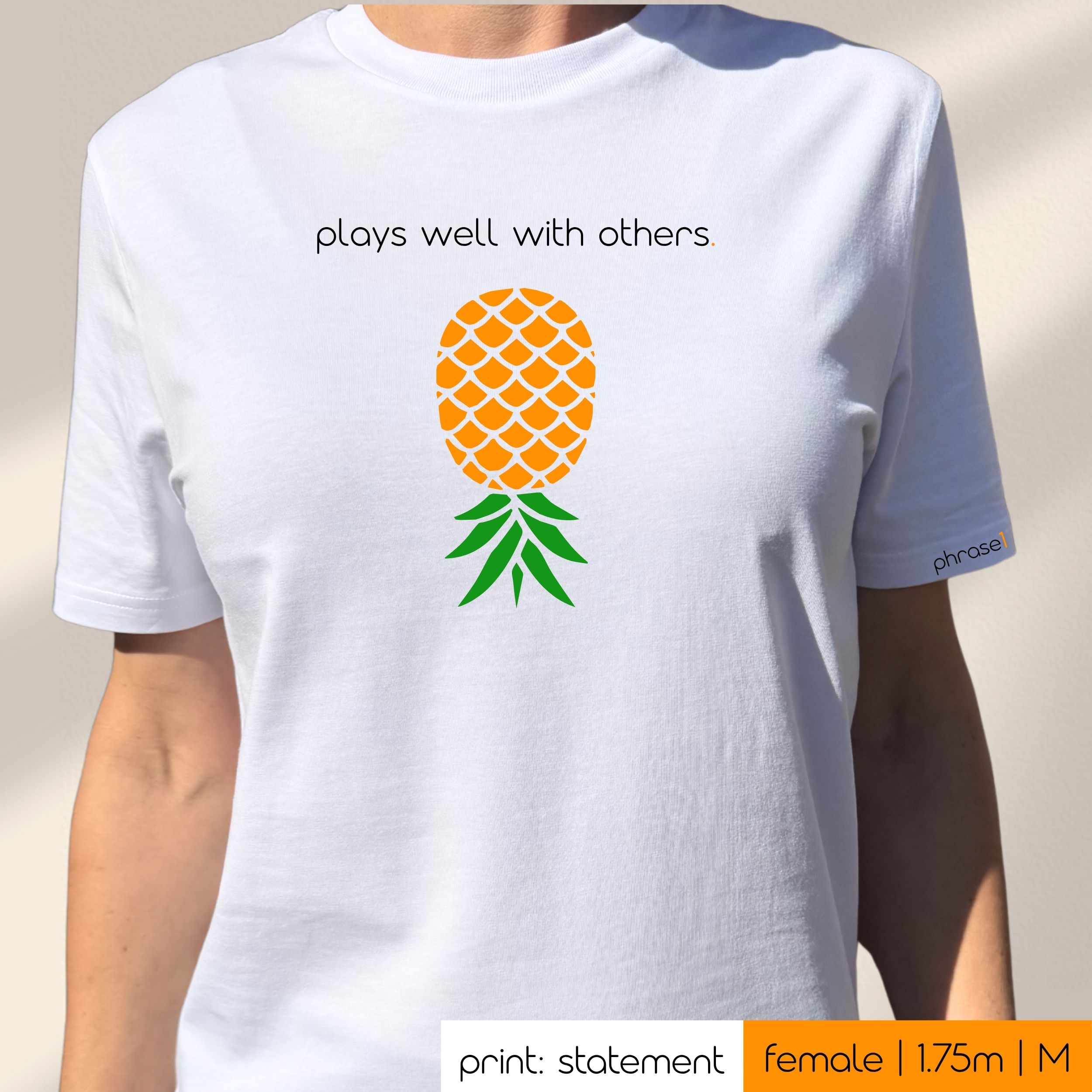 Premium T-Shirt mit Spruch "plays well with others." und Visual Ananas Premium T-Shirt mit Spruch "plays well with others." und Visual Ananas
