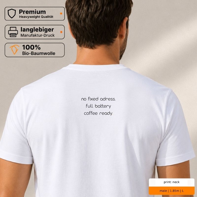 Premium T-Shirt mit Front- und Rückenprint „road office. / no fixed adress. full battery. coffee ready.“ Premium T-Shirt mit Front- und Rückenprint „road office. / no fixed adress. full battery. coffee ready.“