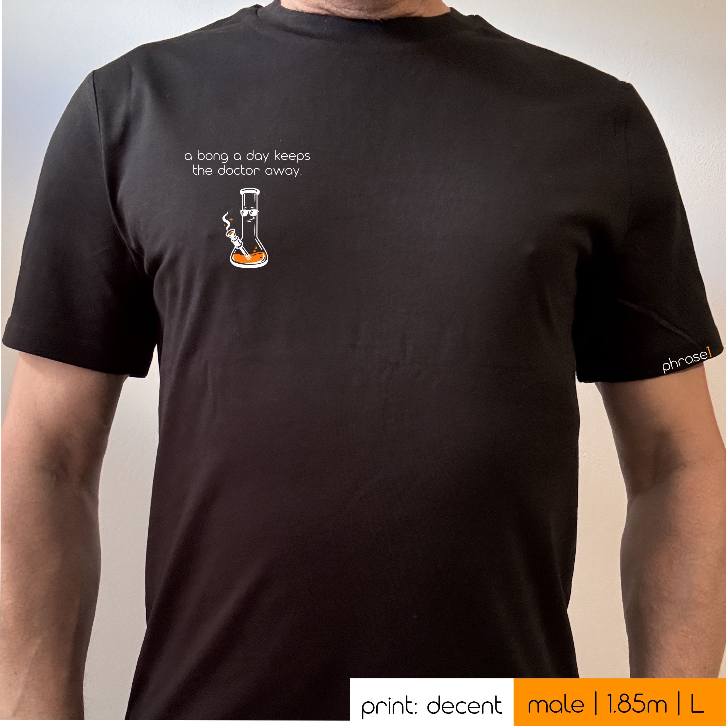 Premium T-Shirt mit Spruch „a bong a day keeps the doctor away.“ und Visual Bong Premium T-Shirt mit Spruch „a bong a day keeps the doctor away.“ und Visual Bong