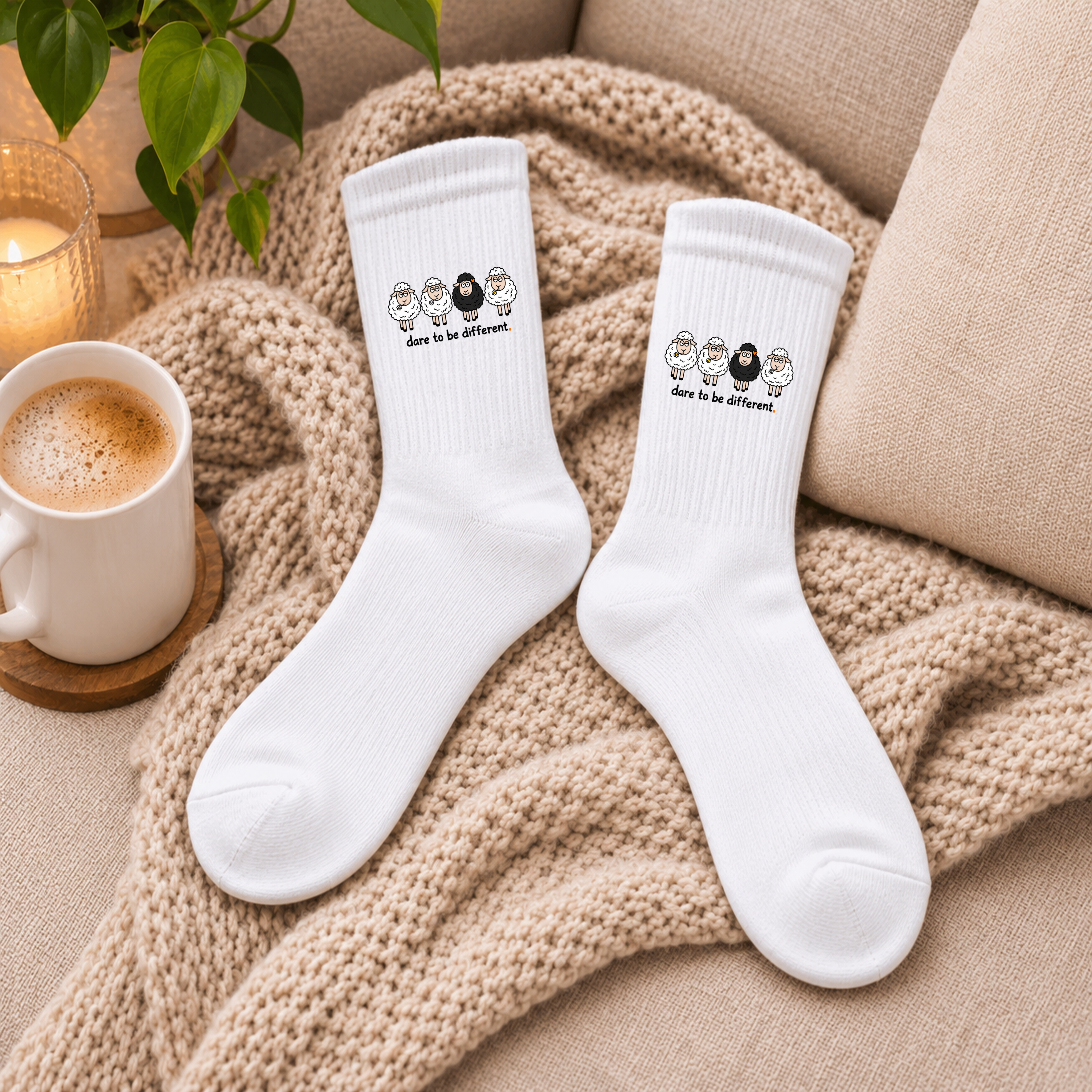 Weiße Crew-Socken „dare to be different.“