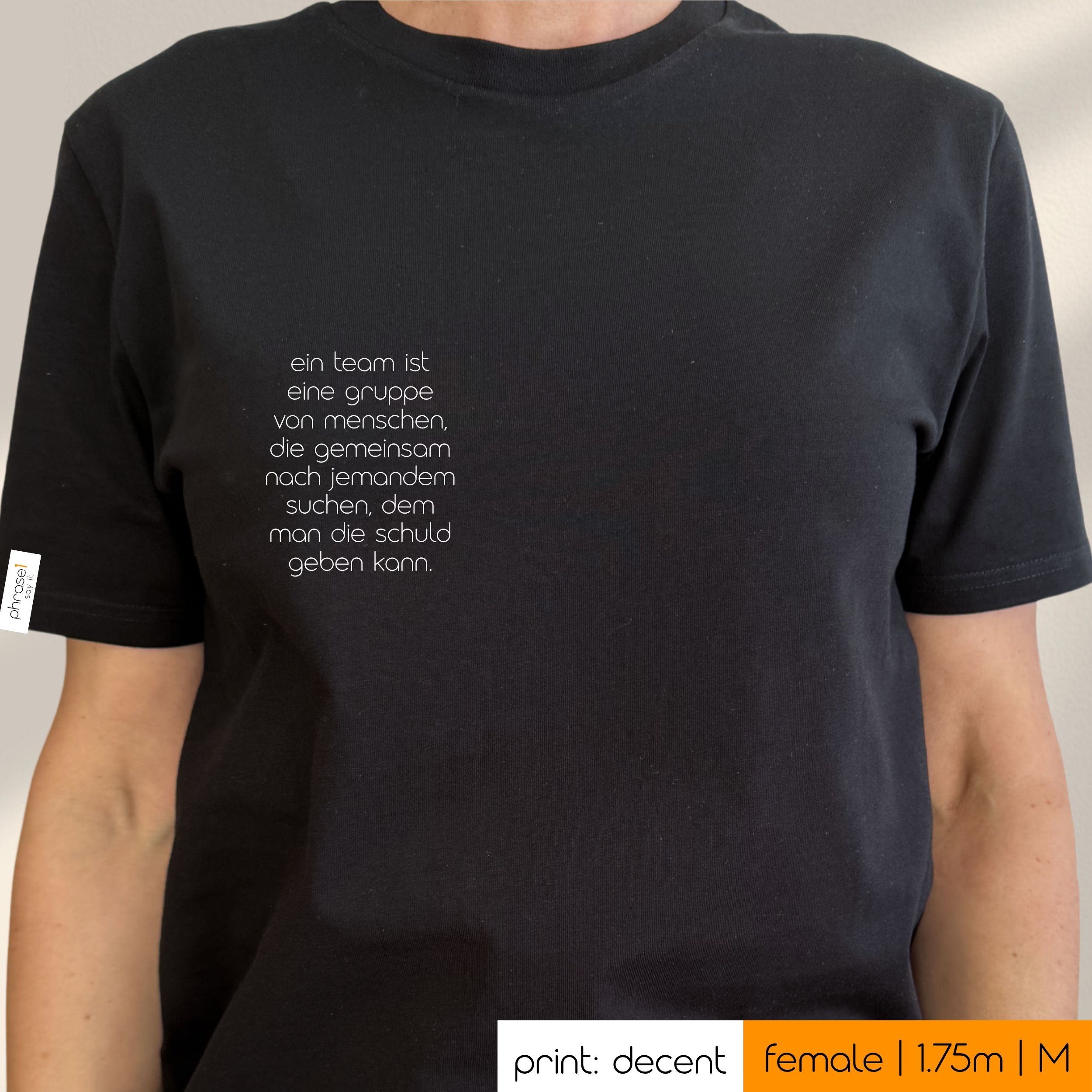 Premium T-Shirt mit Spruch "ein team ist eine gruppe von menschen, die gemeinsam nach jemandem suchen, dem man die schuld geben kann."
