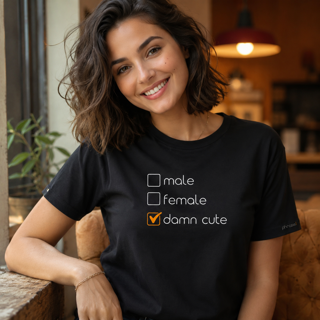 Premium T-Shirt mit Spruch "male. female. damn cute." und Visual
